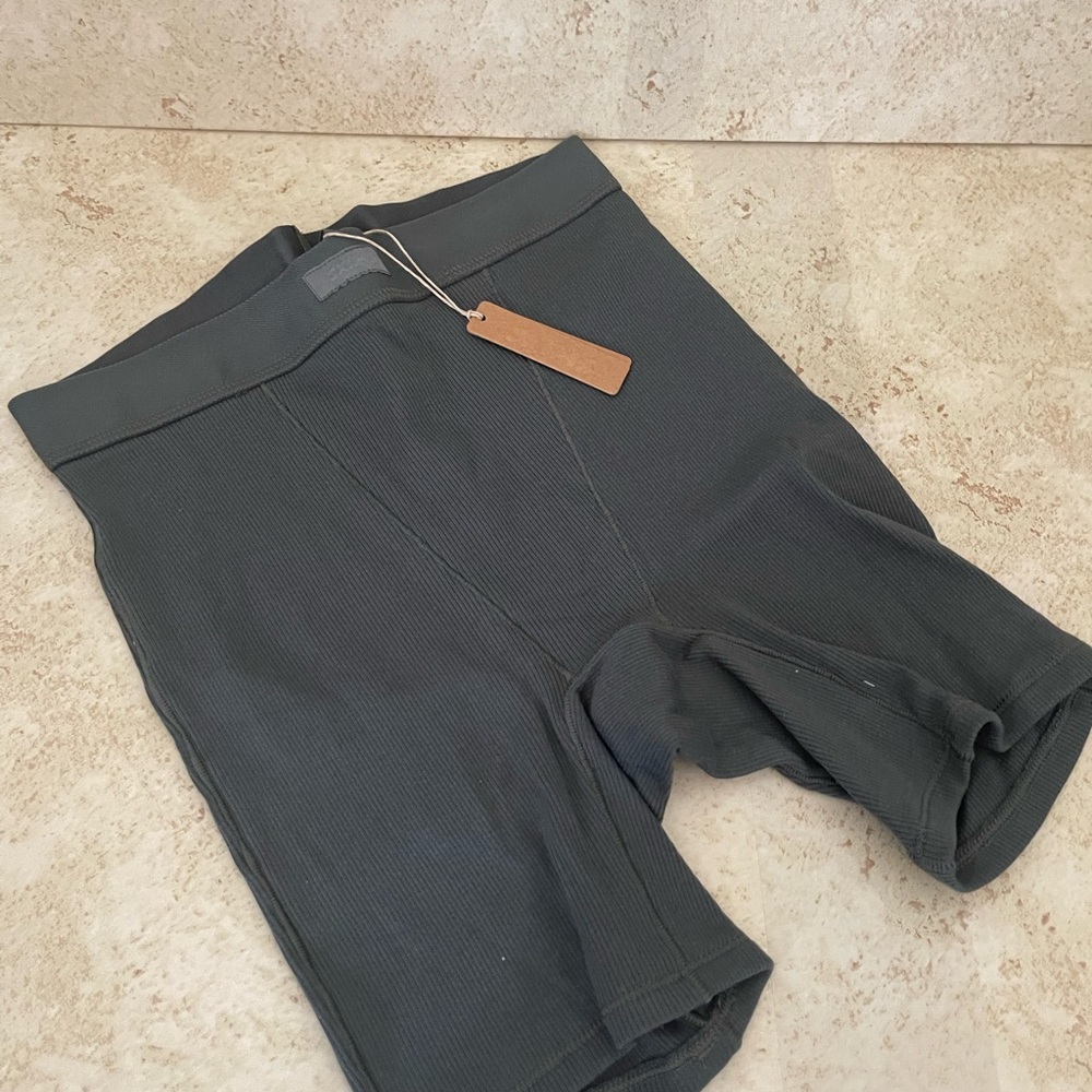 SKIMS Ribbed Short - Picture 3 of 4